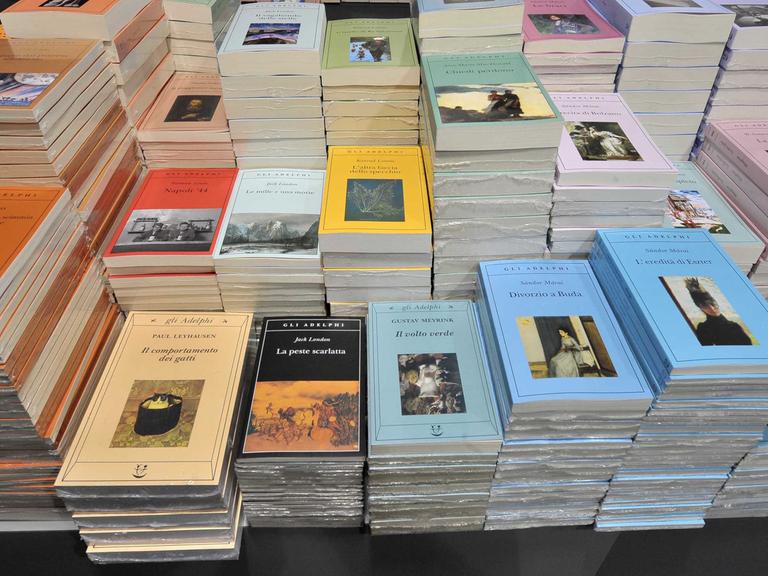 Neue Bücher werden auf Italiens größter Buchmesse in Turin präsentiert.