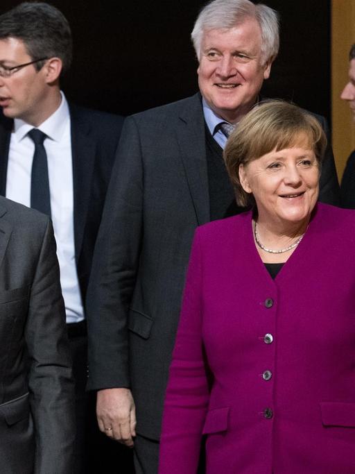 Martin Schulz, Horst Seehofer und Angela Merkel kommen zur Hauptverhandlungsrunde der Koalitionsverhandlungen von CDU, CSU und SPD in der SPD-Parteizentrale, dem Willy-Brandt-Haus.