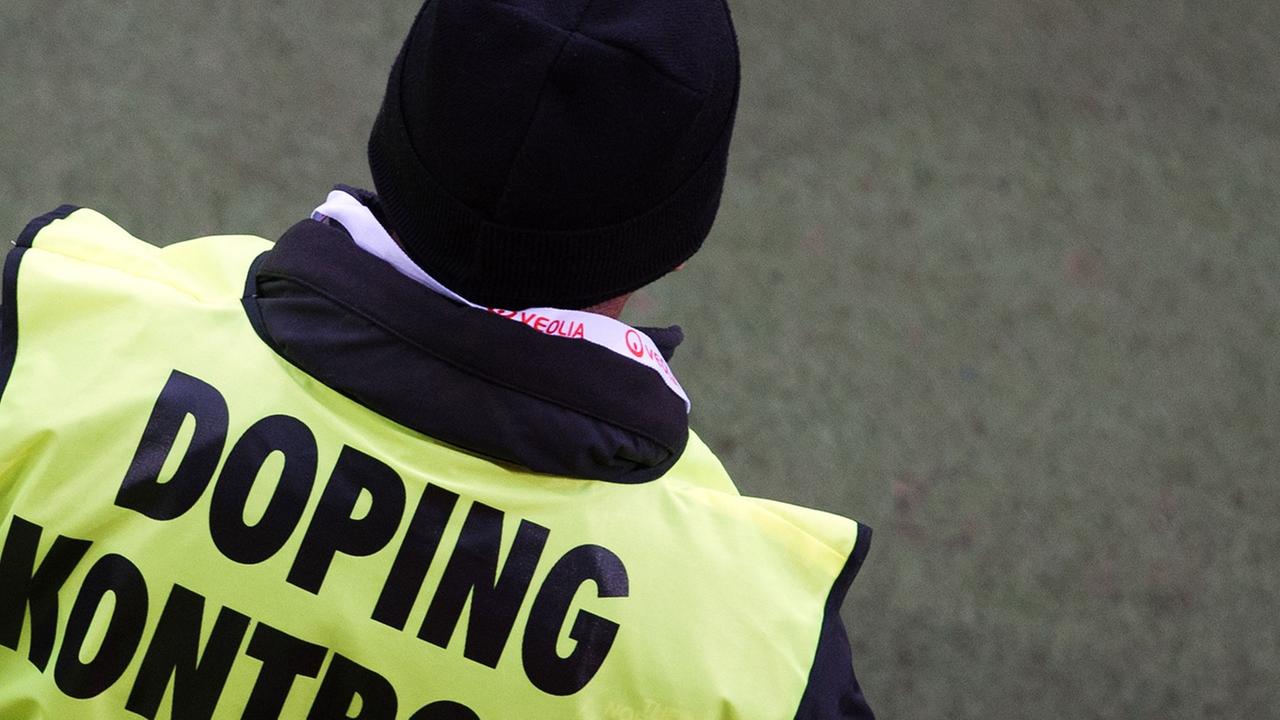 Ein Doping Kontrolleur steht am 07.02.105 Spielfeldrand während des Spiels Dynamo Dresden - Rot-Weiß Erfurt im Dynamo Stadion in Dresden (Sachsen).