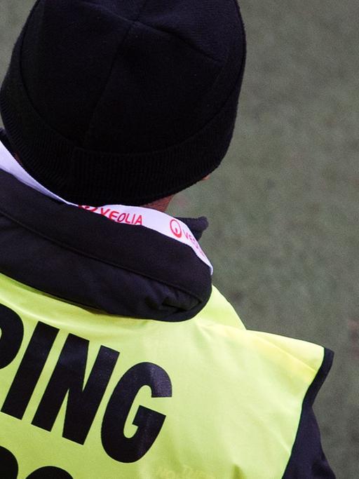 Ein Doping Kontrolleur steht am 07.02.105 Spielfeldrand während des Spiels Dynamo Dresden - Rot-Weiß Erfurt im Dynamo Stadion in Dresden (Sachsen).