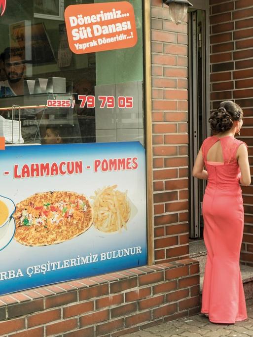 Zwei festlich gekleidete Junge Frauen stehen vor einem Döner-Imbiss in Herne-Wanne