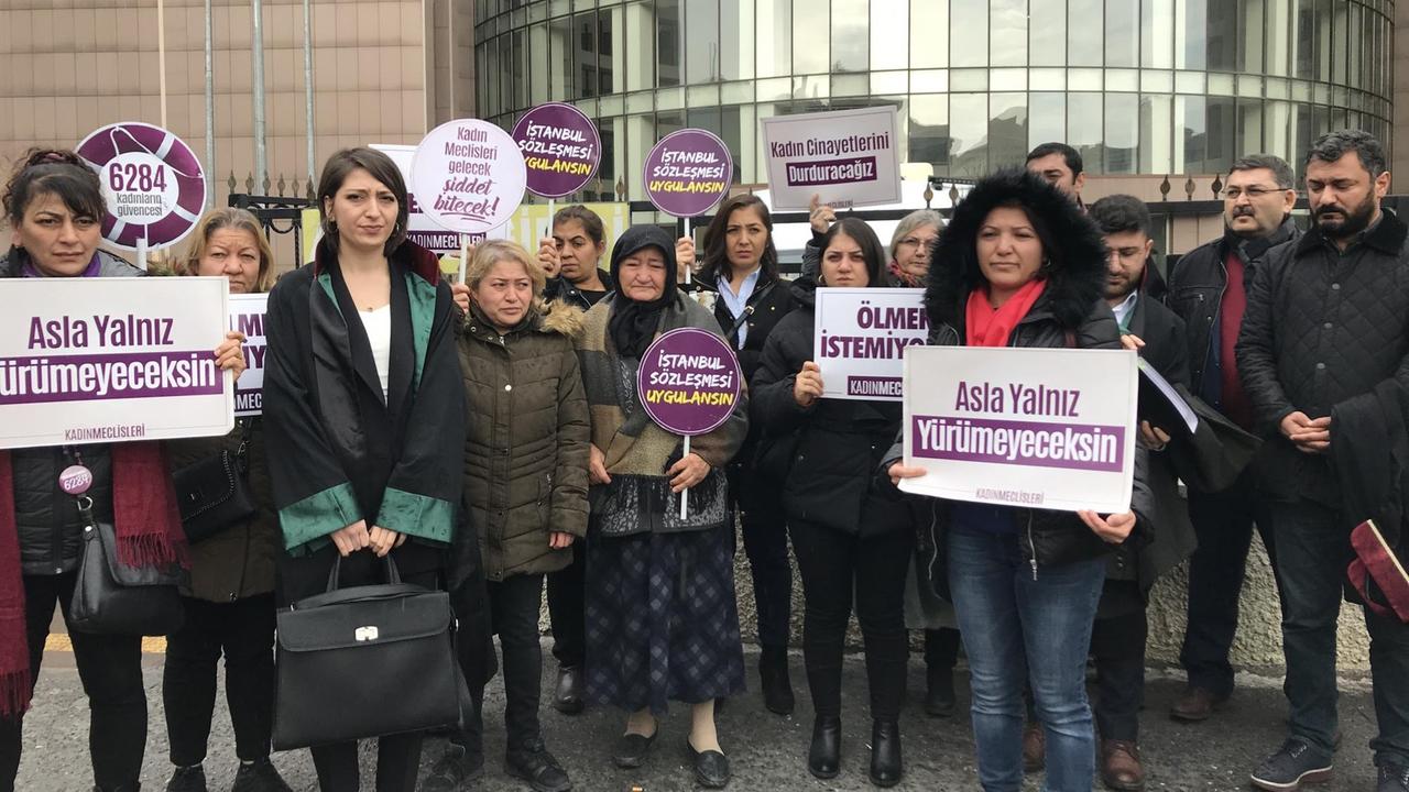 Frauen der türkischen Initiative "Wir stoppen Frauenmorde" demonstrieren vor einem Gerichtsgebäude