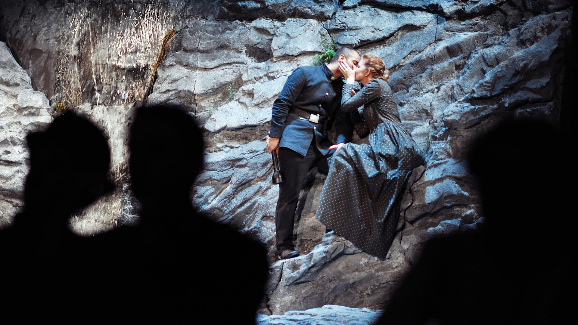 Sohel Altan G. (Woyzeck) und Magdalena Wiedenhofer (Marie) küssen sich auf der Bühne in der "Woyzeck"-Inszenierung am Münchner Volkstheater.