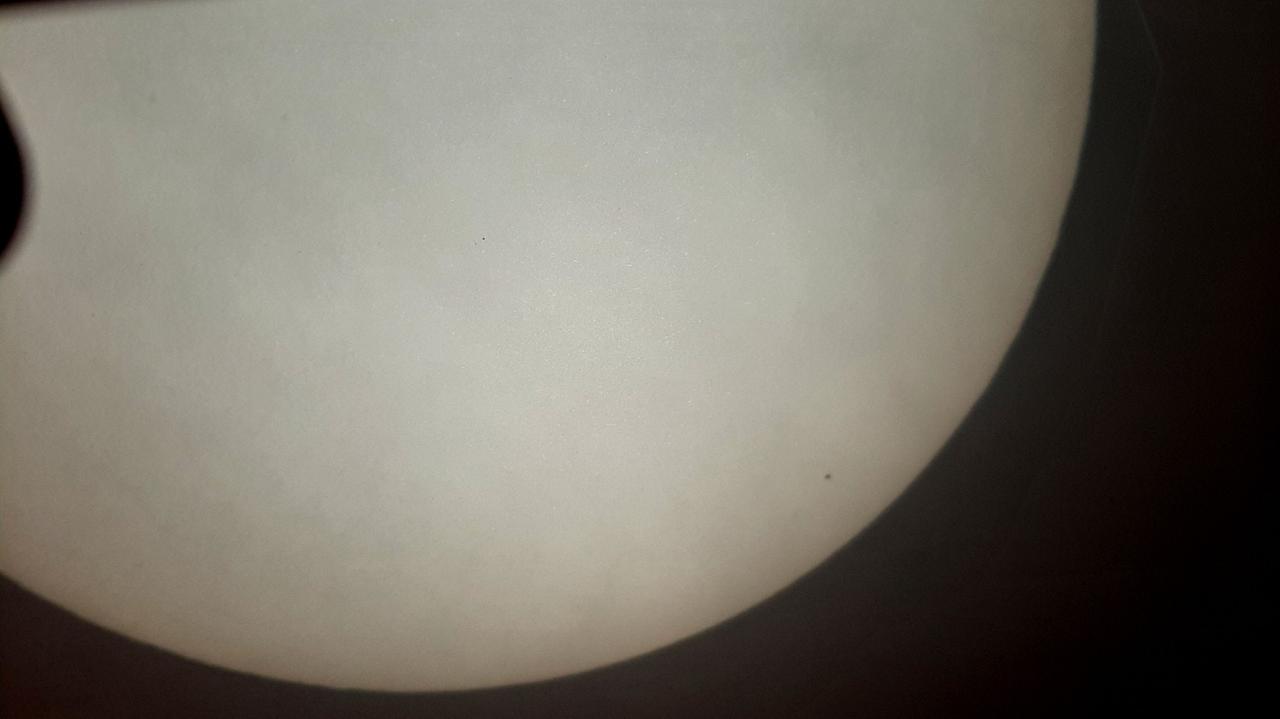 Vor zehn Tagen zog Merkur (kleiner Punkt rechts unten nahe dem Sonnenrand) genau vor der Sonne entlang
