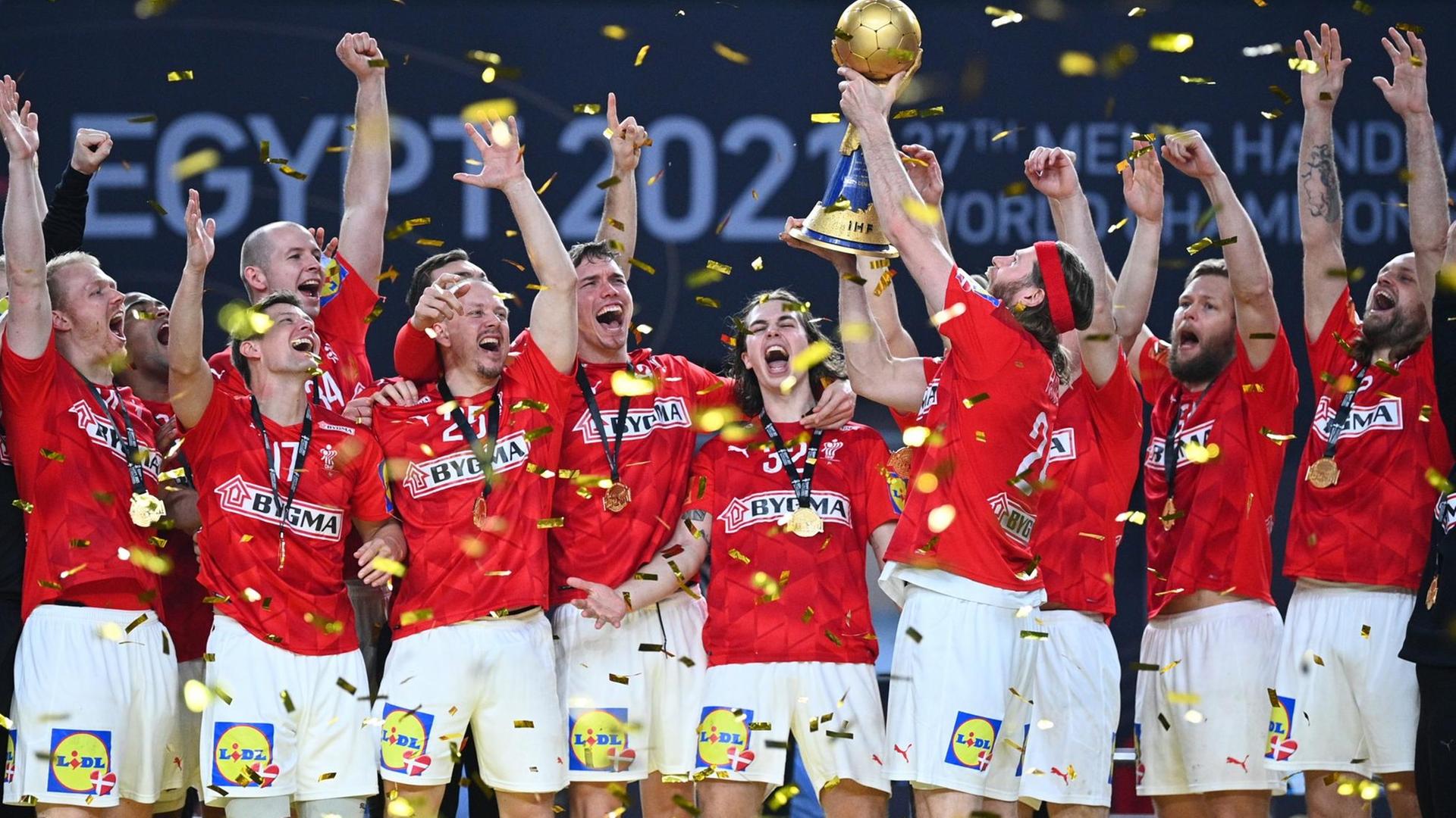 Die Handballer aus Dänemark freuen sich über ihren Erfolg. 