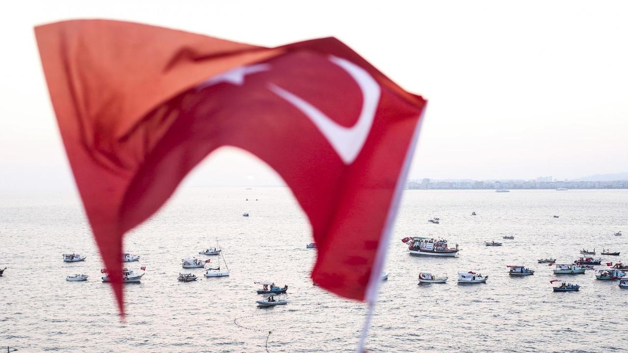Proteste gegen den gescheiterten Militärputsch in Izmir.