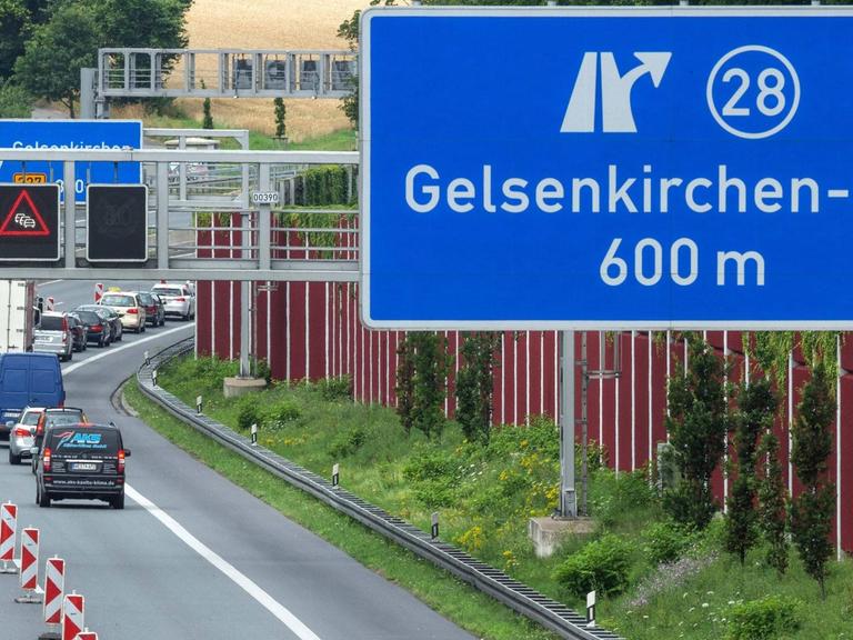 Ein Schild der Autobahnausfahrt Gelsenkirchen-Süd auf der A40.