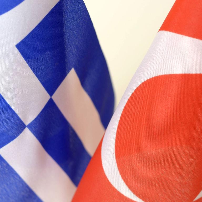 Die griechische und türkische Fahne. 