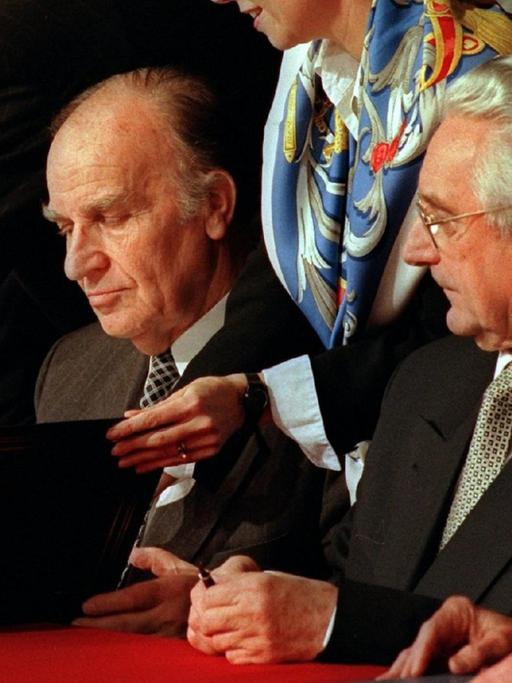 Dayton-Vertrag: Unterzeichner für den Frieden in Bosnien-Herzegowina waren (l. n. r.) Serbiens Präsident Slobodan Milosevic, sein bosnischer Amtskollege Alija Izetbegovic und der kroatische Präsident Franjo Tudjman.