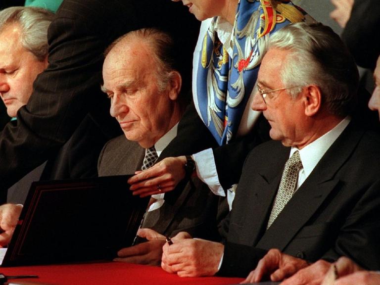 Dayton-Vertrag: Unterzeichner für den Frieden in Bosnien-Herzegowina waren (l. n. r.) Serbiens Präsident Slobodan Milosevic, sein bosnischer Amtskollege Alija Izetbegovic und der kroatische Präsident Franjo Tudjman.