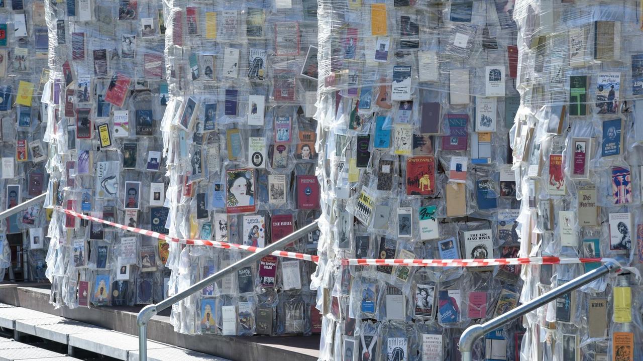 Absperrband hängt am 01.06.2017 in Kassel (Hessen) am Aufgang zum documenta-Kunstwerk "The Parthenon of Books" der argentinischen Künstlerin Marta Minujín.