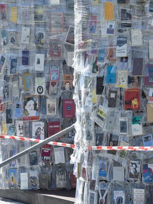 Absperrband hängt am 01.06.2017 in Kassel (Hessen) am Aufgang zum documenta-Kunstwerk "The Parthenon of Books" der argentinischen Künstlerin Marta Minujin.