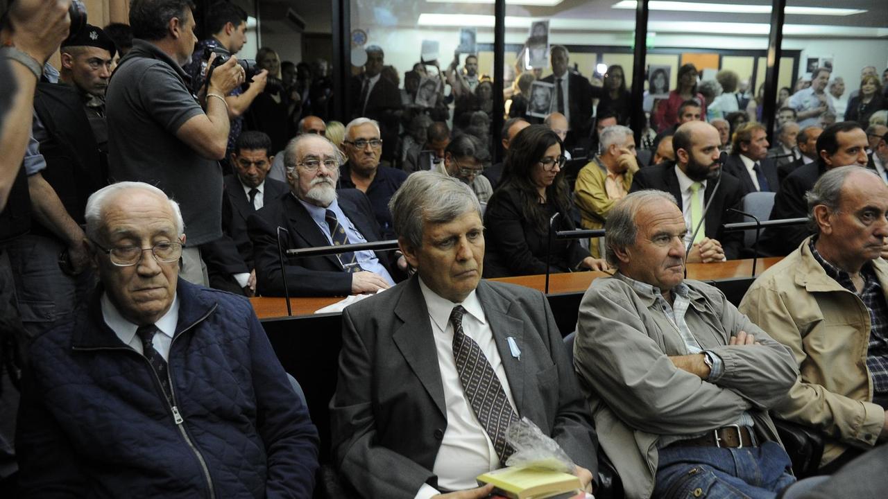 Mehrere argentinische Ex-Militärs sitzen bei der Urteilsverkündung im Gericht in Buenos Aires.