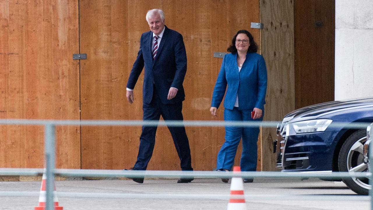 Bundesinnenminister Horst Seehofer und die SPD-Vorsitzende Andrea Nahles verlassen ein Krisengespräch mit Kanzlerin Angela Merkel zu Verfassungsschutzpräsident Hans-Georg Maaßen.