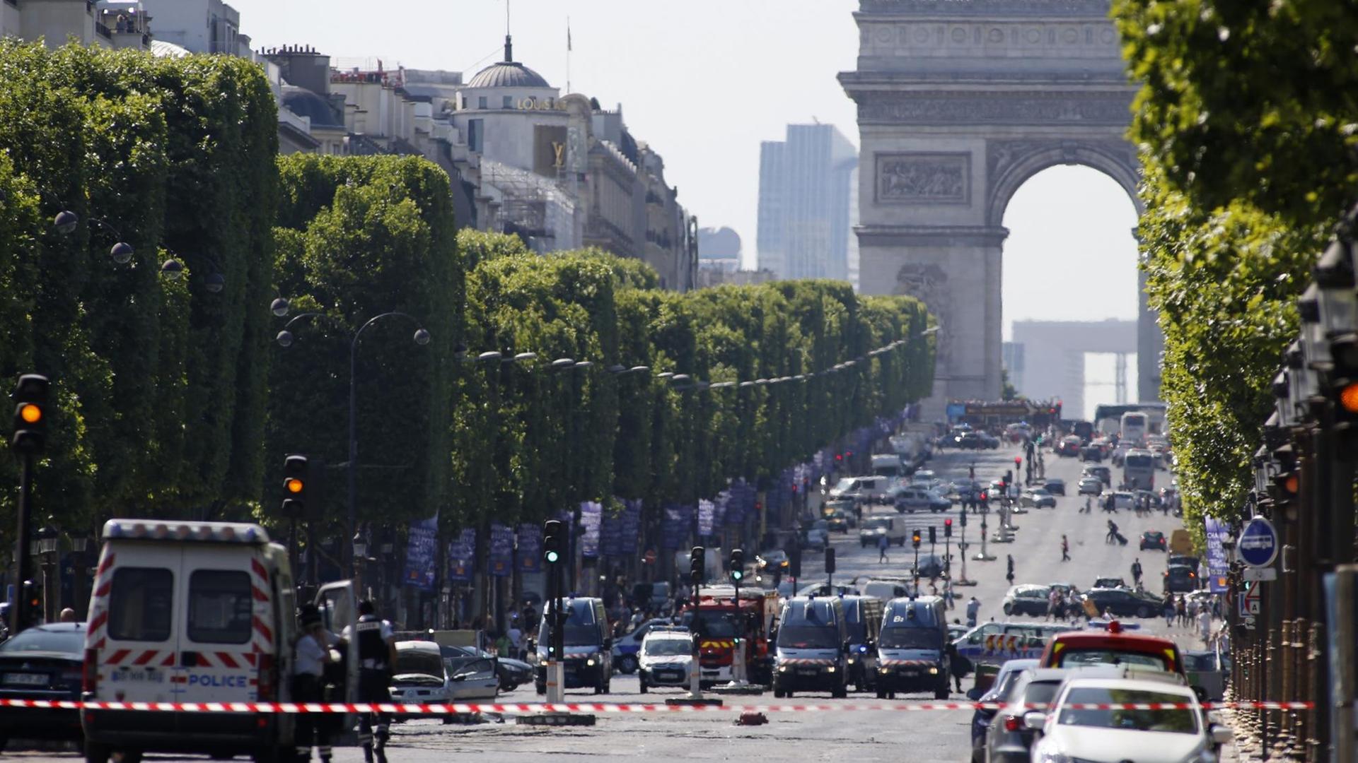 Polizisten sichern am 19.06.2017 das Gebiet um die Champs Elysees in Paris. Ein Mann ist mit seinem Auto auf der Pariser Prachtstraße Champs-Elysées auf ein Fahrzeug der französischen Gendarmerie geprallt.