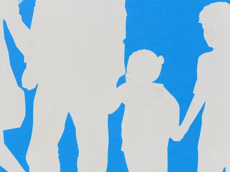 Auf blauem Hintergrund sind die Silhouetten einer Familie mit Mutter, Vater, Tochter und Sohn in weiß zu sehen.