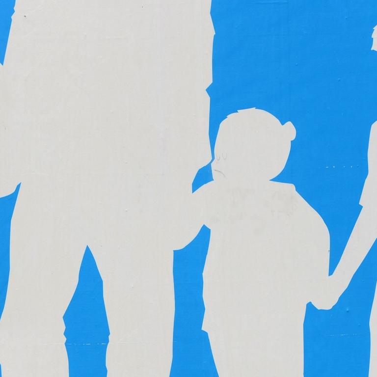 Auf blauem Hintergrund sind die Silhouetten einer Familie mit Mutter, Vater, Tochter und Sohn in weiß zu sehen.