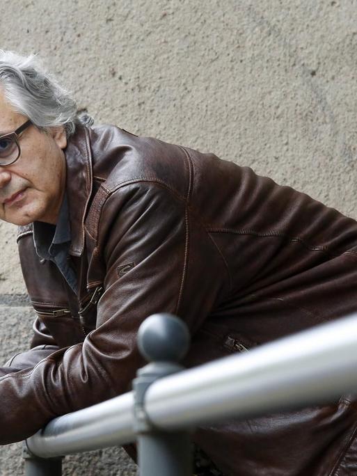 Der Autor Friedrich Ani leht auf einem Geländer