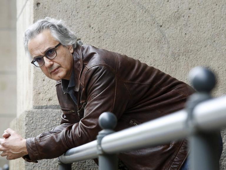 Der Autor Friedrich Ani leht auf einem Geländer
