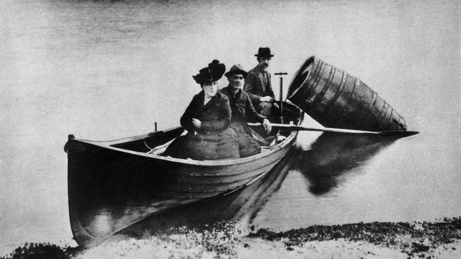 24. Oktober 1901: Annie Edson Taylor auf dem Weg zu den Horseshoe Falls – sie war der erste Mensch, der die Niagarafälle in einem Fass überquerte.