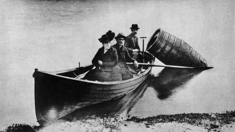 24. Oktober 1901: Annie Edson Taylor auf dem Weg zu den Horseshoe Falls – sie war der erste Mensch, der die Niagarafälle in einem Fass überquerte.