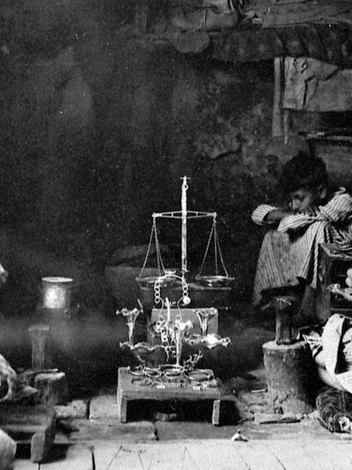 Historische Aufnahme von jüdischen Juwelieren in ihrem Geschäft in Bagdad, undatiert vor 1914.