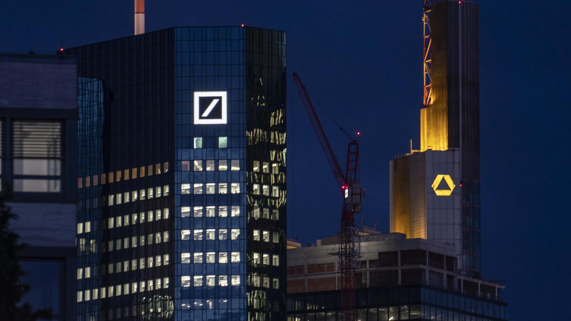 Die Zentralen der Deutschen Bank (l) und der Commerzbank sind durch das Teleobjektiv zusammengezogen. Immer wieder gibt es Spekulationen über eine mögliche Fusion der beiden Banken.