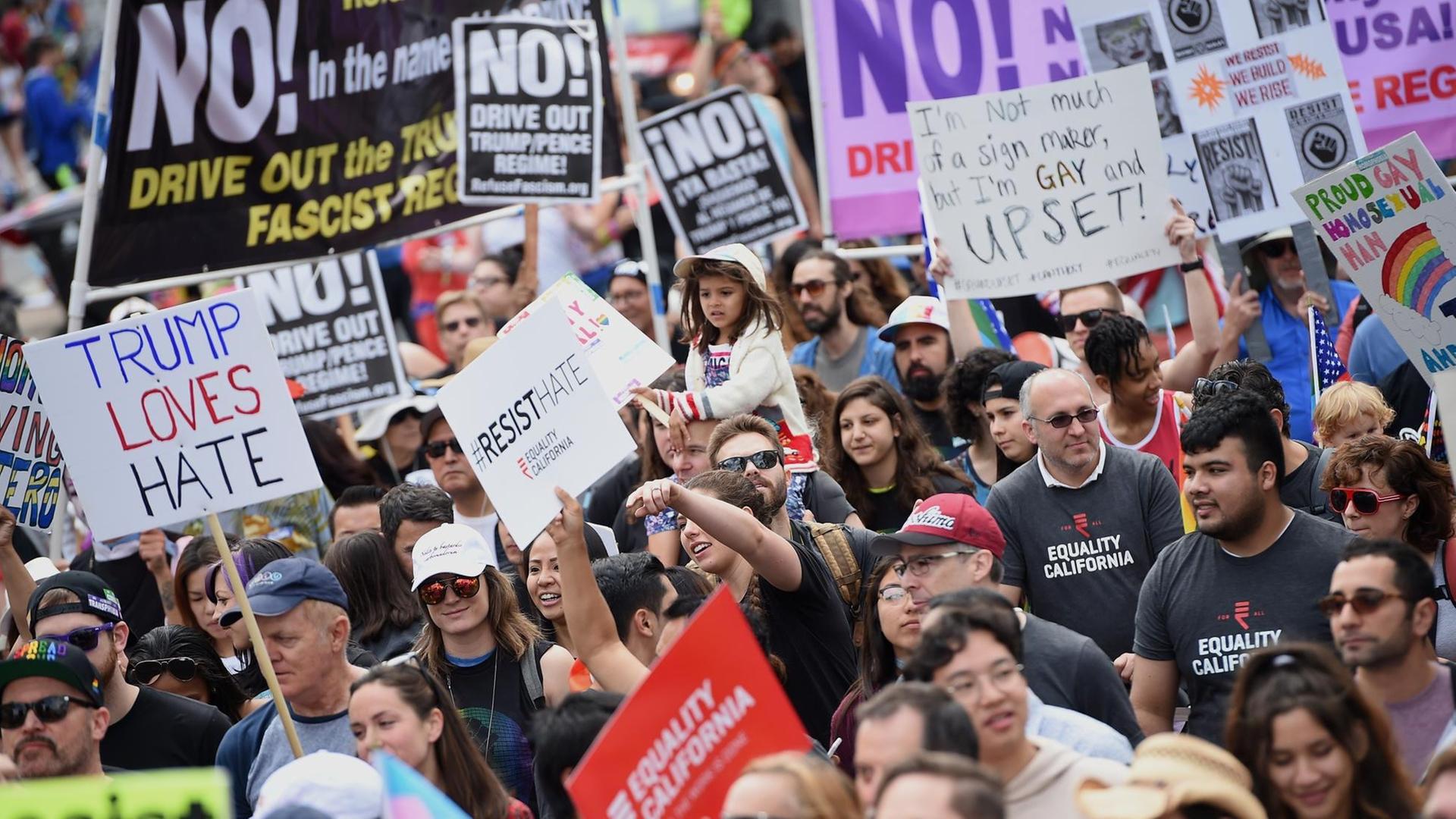 Demonstranten in Los Angeles setzen sich für die Rechte von Homosexuellen ein. Sie tragen Plakate mit Aufschriften wie "Trump liebt den Hass".