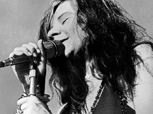 Die amerikanische Sängerin Janis Joplin bei einem Auftritt Ende der 1960er-Jahre.