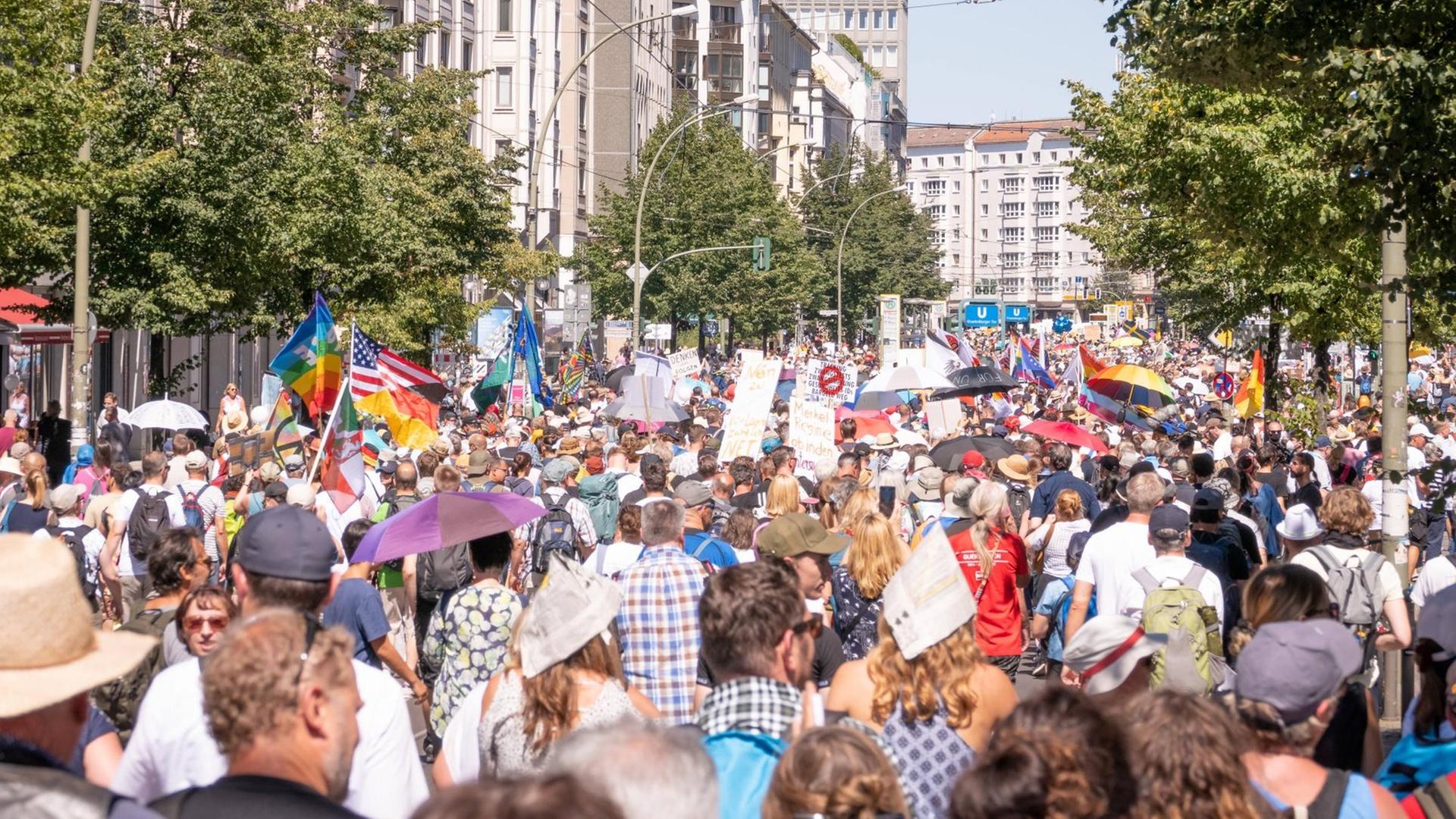 Teilnehmer der Demonstration gegen die Corona-Auflagen am 1.08.2020 in Berlin in der Nähe des U-Bahnhofs Friedrichstraße.