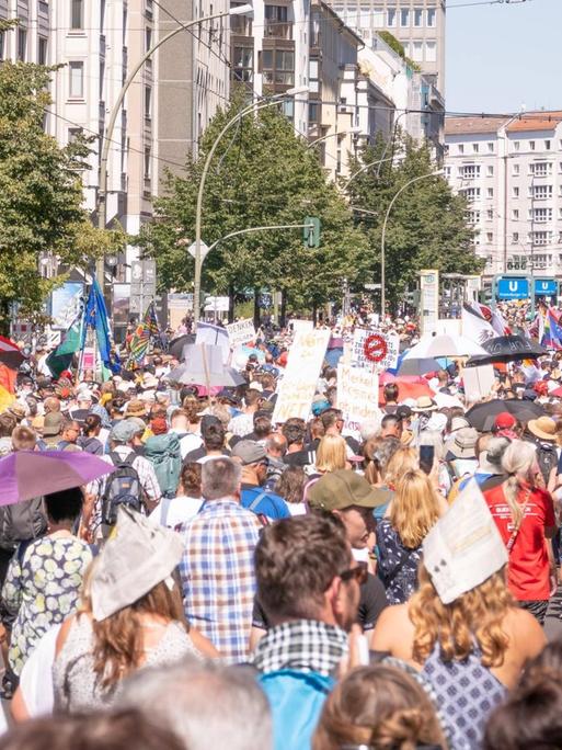 Teilnehmer der Demonstration gegen die Corona-Auflagen am 1.08.2020 in Berlin in der Nähe des U-Bahnhofs Friedrichstraße.