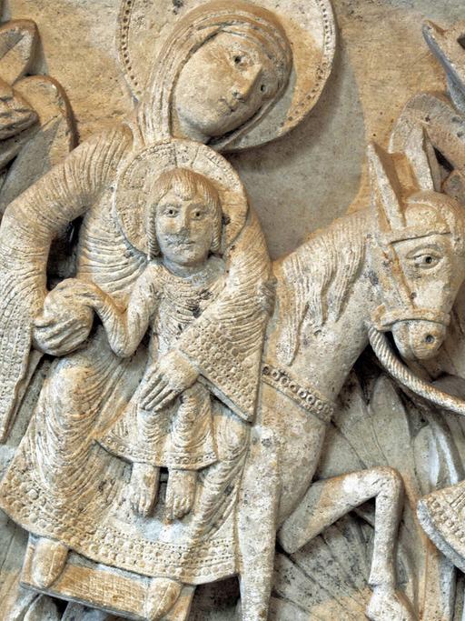 Darstellung der "Flucht nach Ägypten", Säulenkapitell aus dem 12. Jahrhundert an der Kathedrale von Autun im französischen Burgund