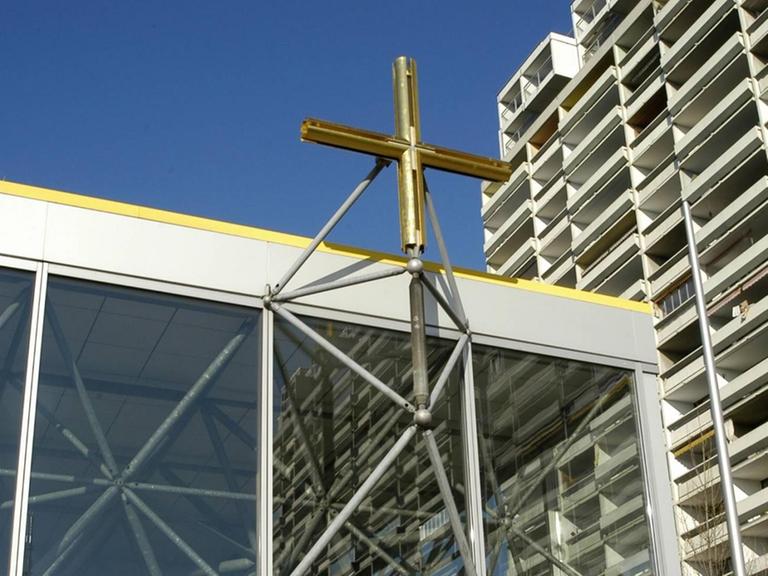 Kreuz am ökumenischen Kirchenzentrum im Olympischen Dorf in München.