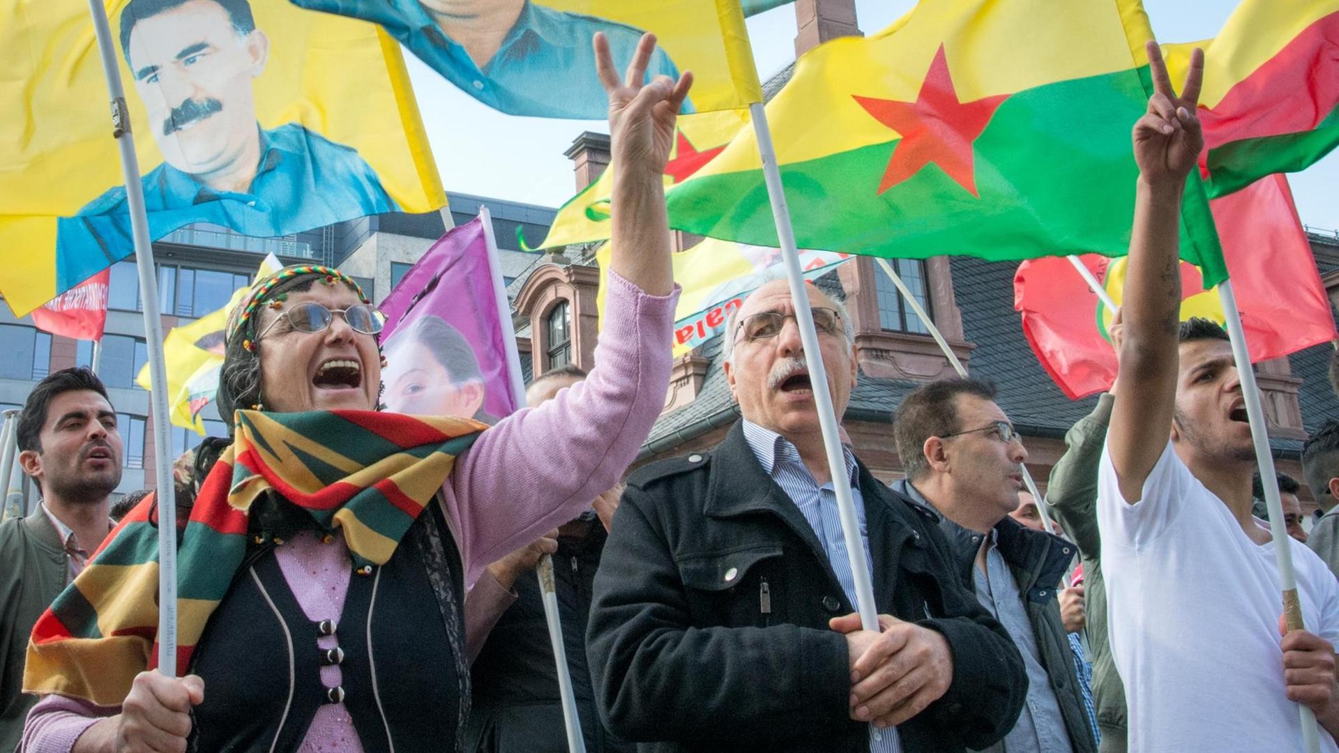 Kurden demonstrieren in Frankfurt am Main gegen eine Kundgebung Türken. Alexander Heinl