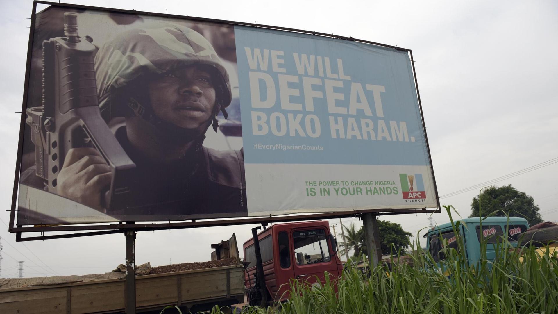 Ein Plakat der regierenden Partei APC fordert in Nigeria zum Kampf gegen die Terrorsekte Boko Haram auf