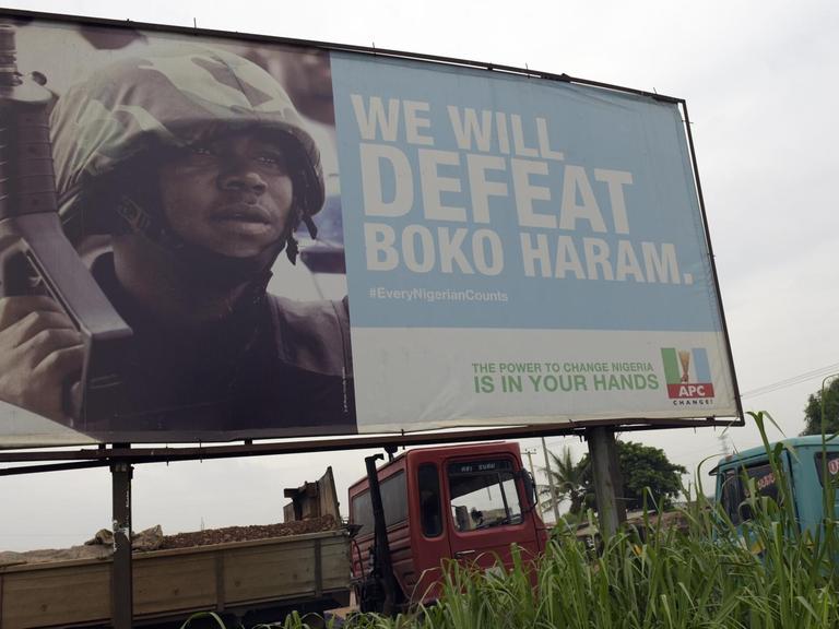 Ein Plakat der regierenden Partei APC fordert in Nigeria zum Kampf gegen die Terrorsekte Boko Haram auf