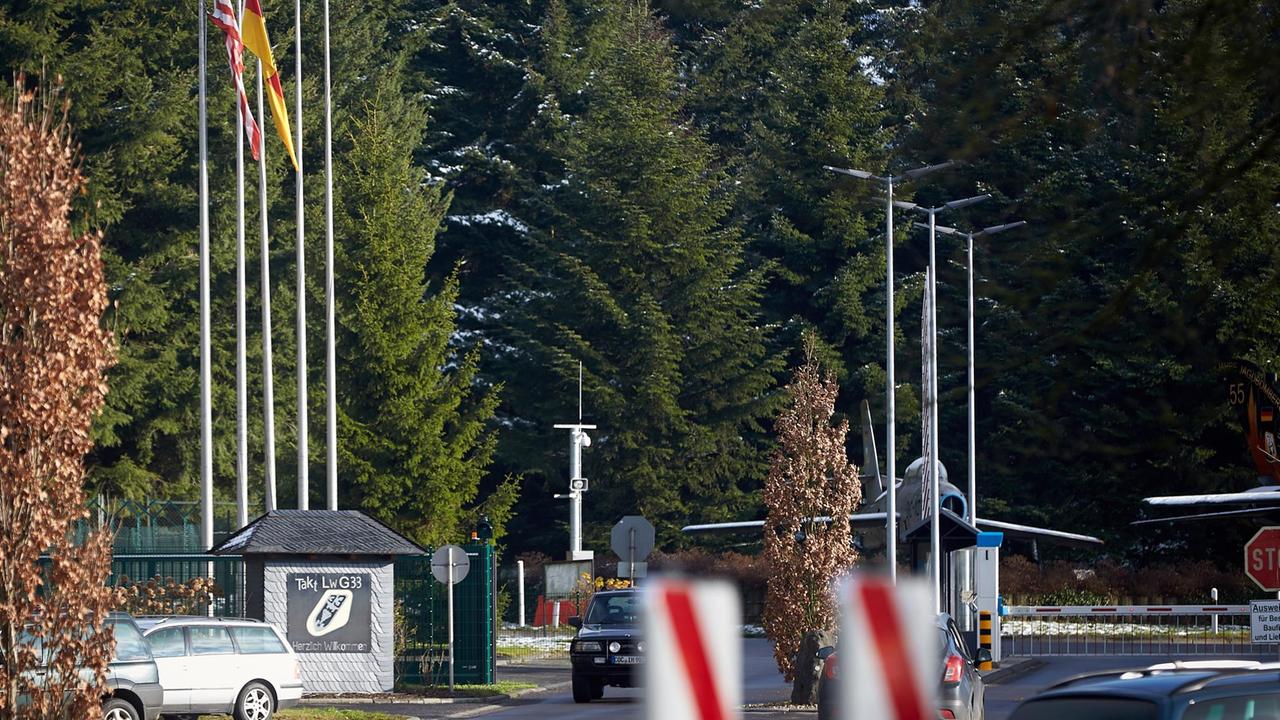 Die US-Flagge weht vom 01.12.2017 vor dem Haupteingang des Bundeswehr-Fliegerhorsts in Büchel (Rheinland-Pfalz) ganz vorne. Das sei erst so, seit Donald Trump US-Präsident sei, sagen die Leute von der Friedensbewegung.