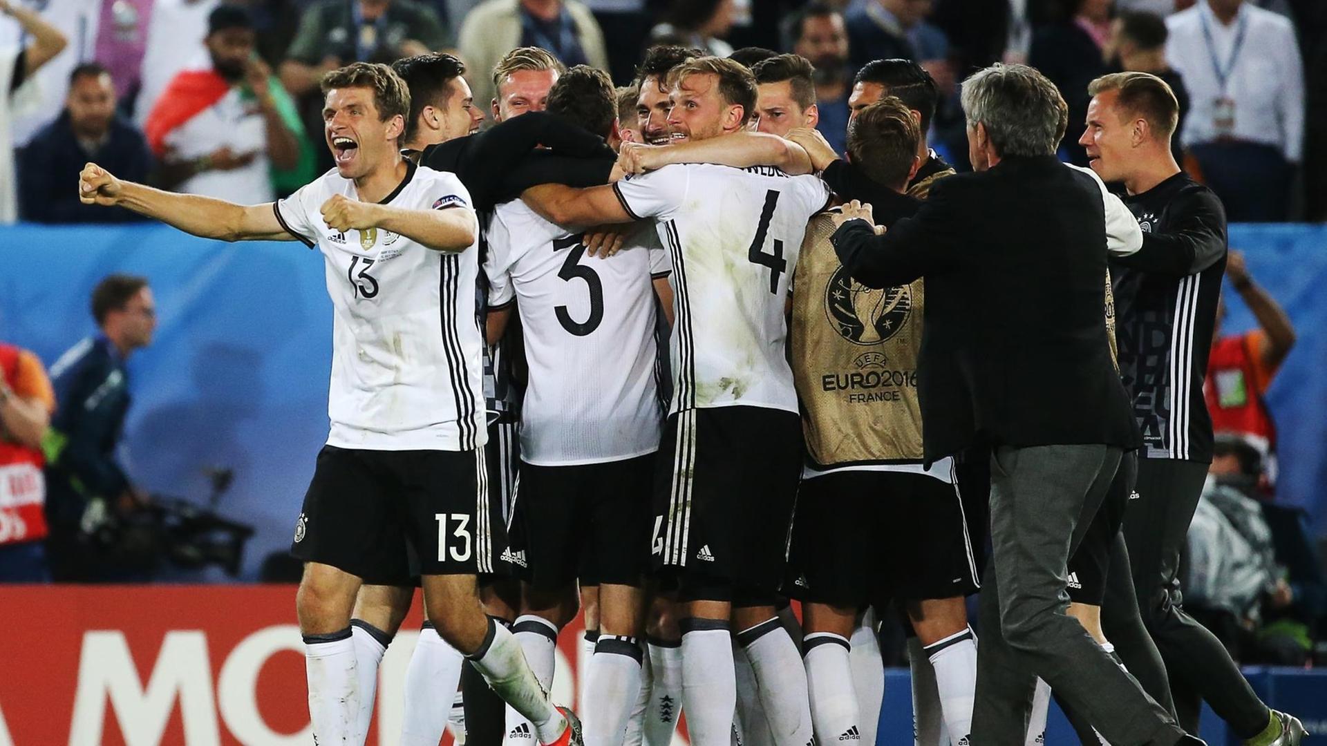 Die deutsche Nationalmannschaft freut sich über ihren Sieg gegfen Italien