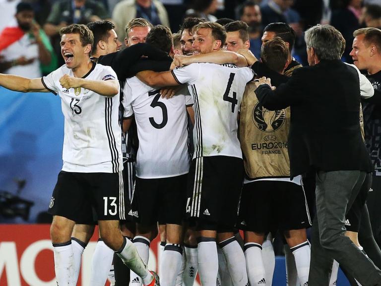 Die deutsche Nationalmannschaft freut sich über ihren Sieg gegfen Italien