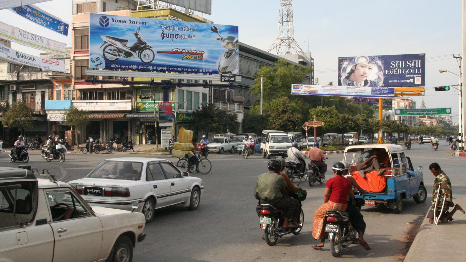 Straßenverkehr in Mandalay: In der Stadt befindet sich die Klosterschule Phaung Daw Oo.