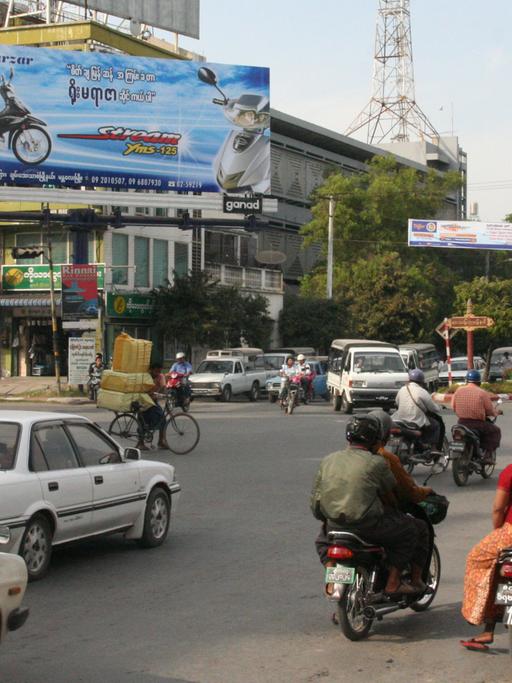Straßenverkehr in Mandalay: In der Stadt befindet sich die Klosterschule Phaung Daw Oo.
