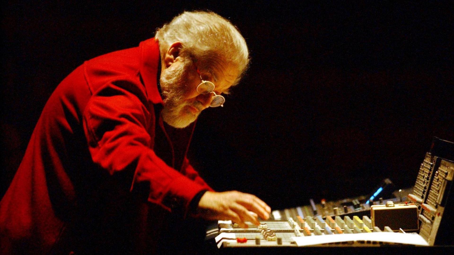 Das Bild zeigt den Komponisten Pierre Henry im Jahr 2002 bei einem Konzert in Nantes. Das Bild zeigt den Komponisten Pierre Henry im Jahr 2002 bei einem Konzert in Nantes.