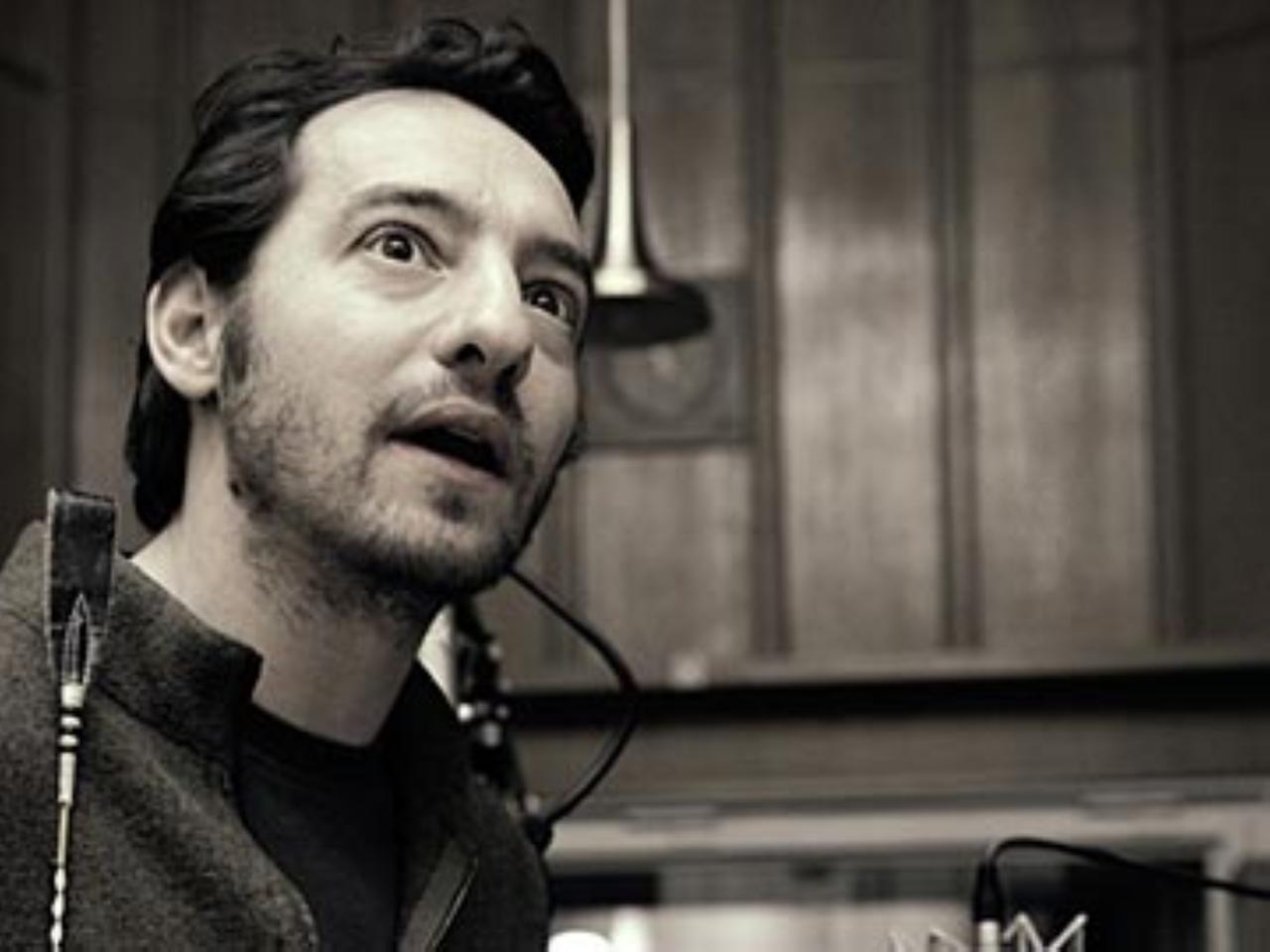 Schauspieler Boris Aljinovic im Hörspielstudio bei den Aufnahmen zum Preußenkrimi "Königsblau"