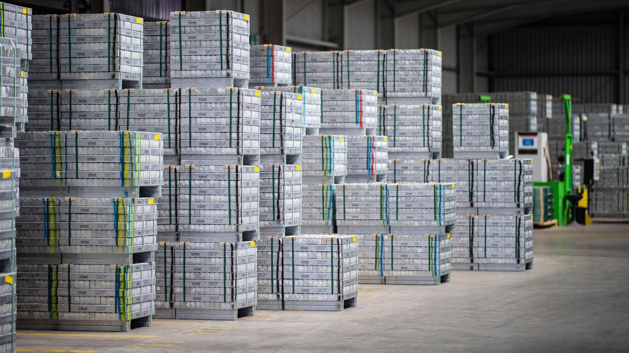 Fertig produzierte Aluminiumbarren stehen zum Abtransport in einem Lager der Trimet Aluminium SE in Essen, Nordrhein-Westfalen.