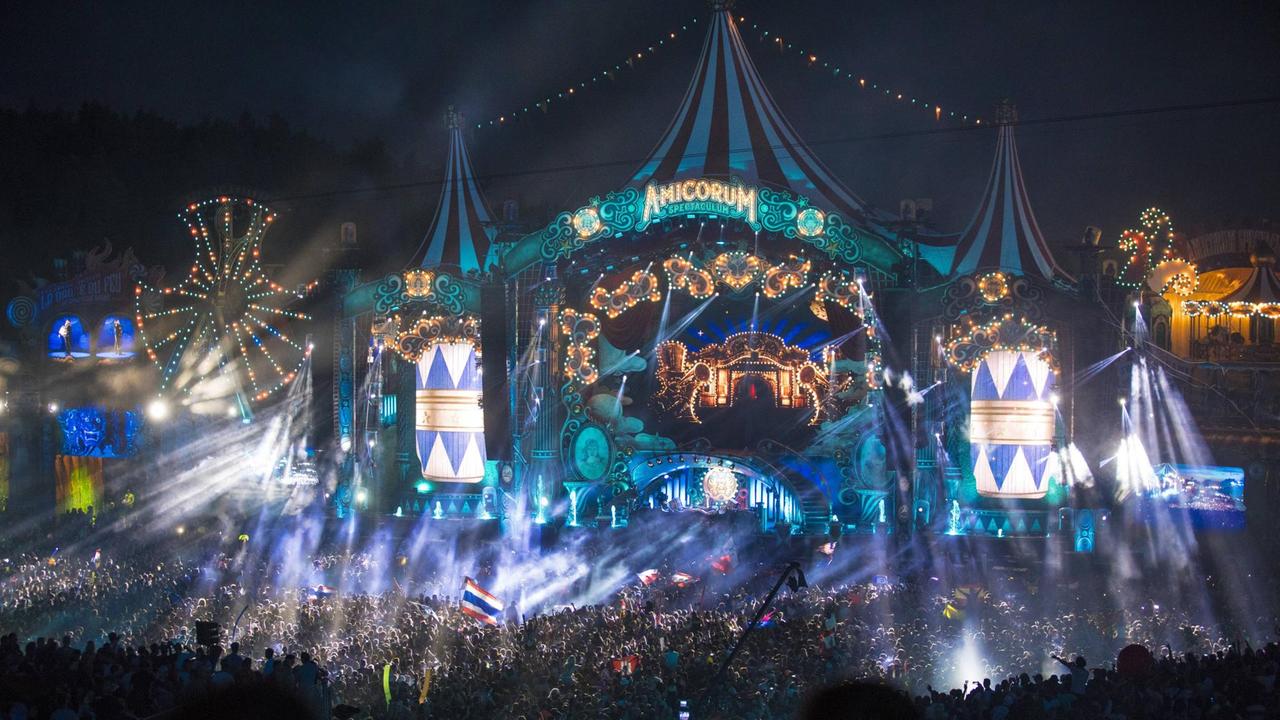 Tanzen im Märchenland - das Tomorrowland-Festival in Belgien ist vor allem wegen der Gestaltung des Geländes bekannt