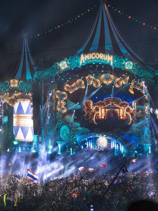 Tanzen im Märchenland - das Tomorrowland-Festival in Belgien ist vor allem wegen der Gestaltung des Geländes bekannt