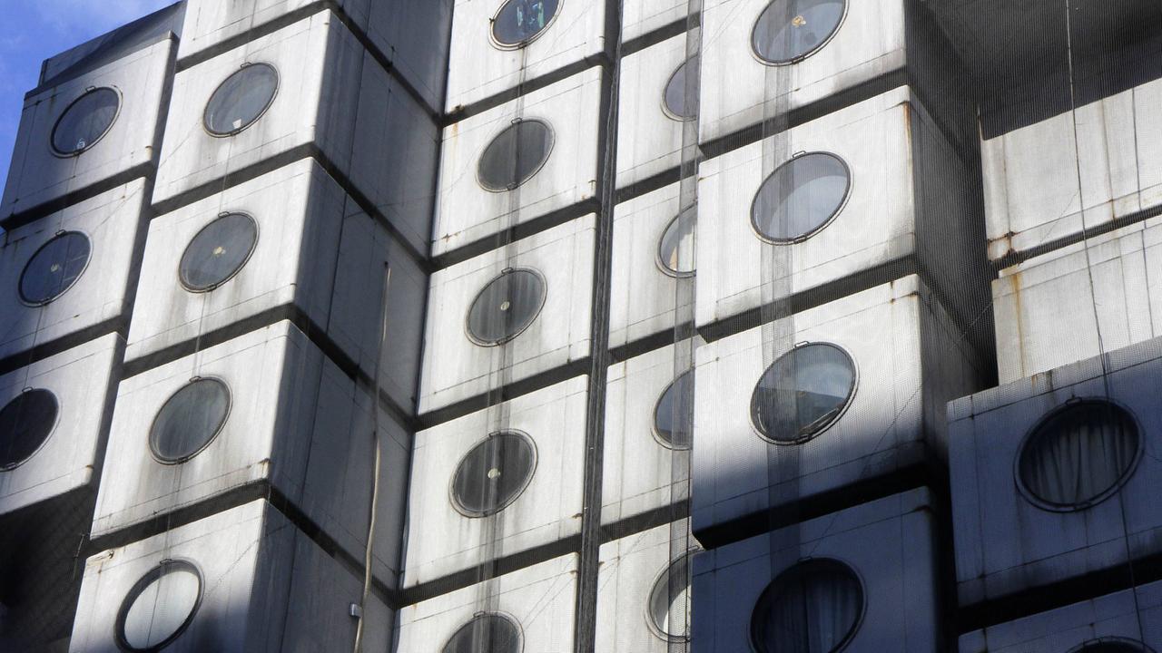 Nicht auf Nachhaltigkeit angelegt: Die Fassade des Kapselturms in Tokio bröckelt und muss mit Netzen gesichert werden.