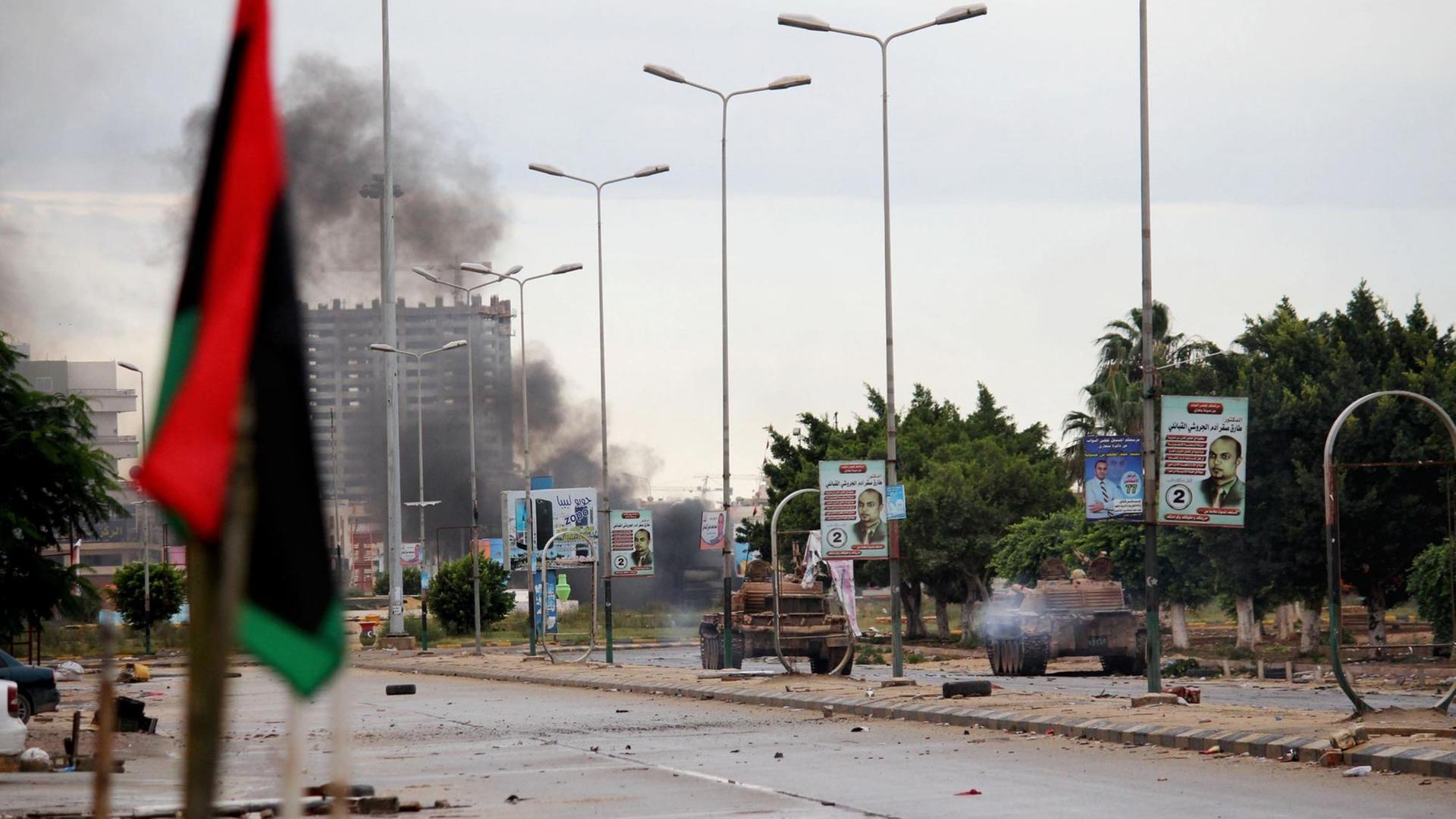 Kämpfe zwischen dem libyschen Militär und islamistischen Milizen in Bengasi im Jahr 2014.