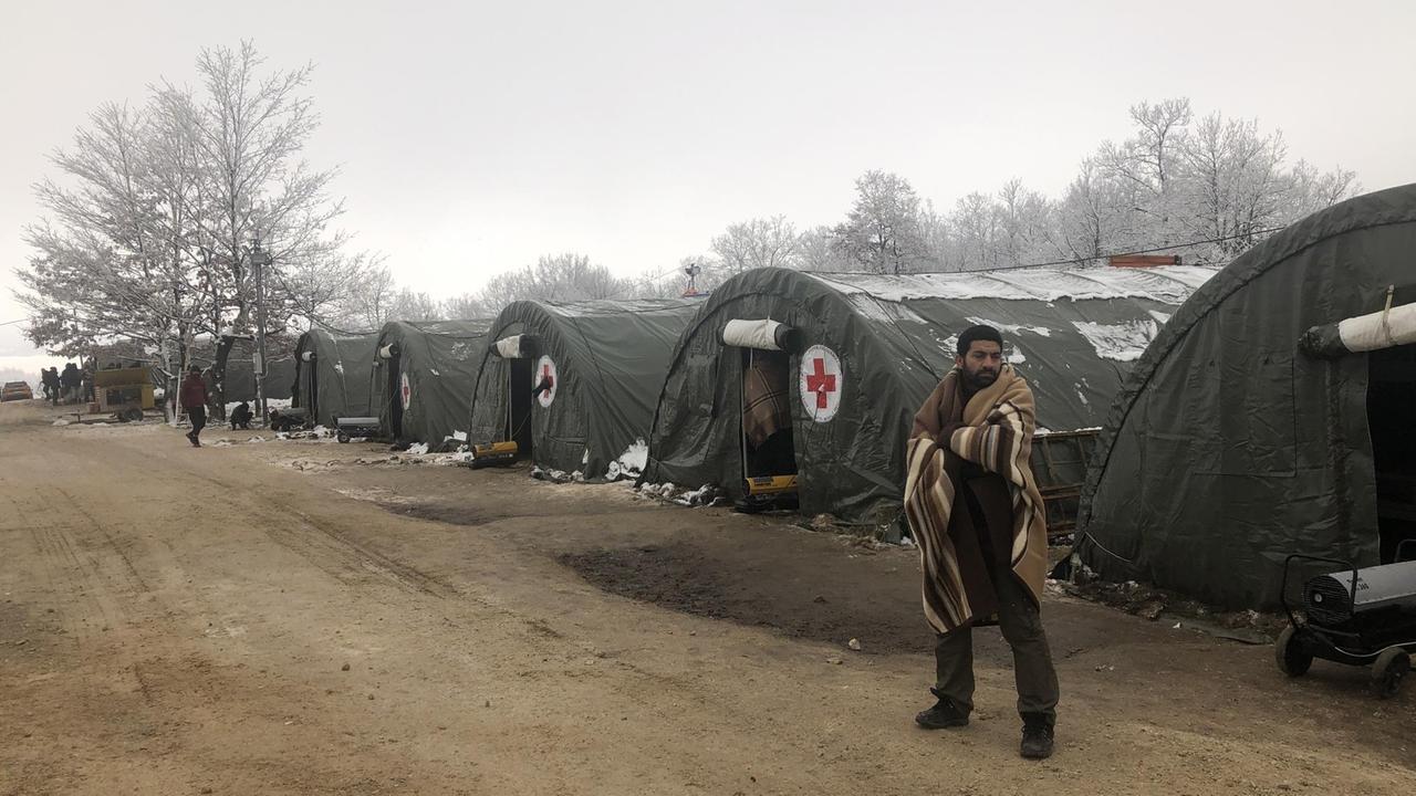Flüchtlingscamp Lipa in Bosnien: Mann vor Zelten. 