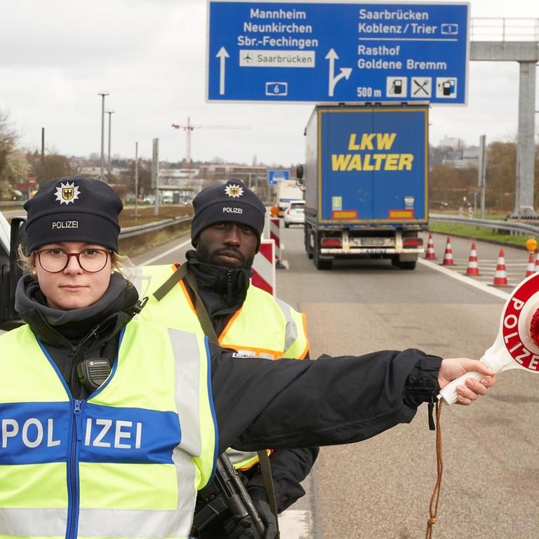 Polizeibeamte kontrollieren am Grenzübergang Goldene Bremm (Saarland) stichprobenartig den aus Frankreich einfahrenden Grenzverkehr.